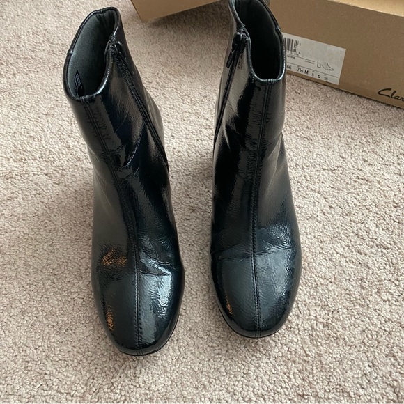 Clarks Chantelle Stone Patent Boots Black Ankle Booties Size 7.5 - Picture 2 of 11